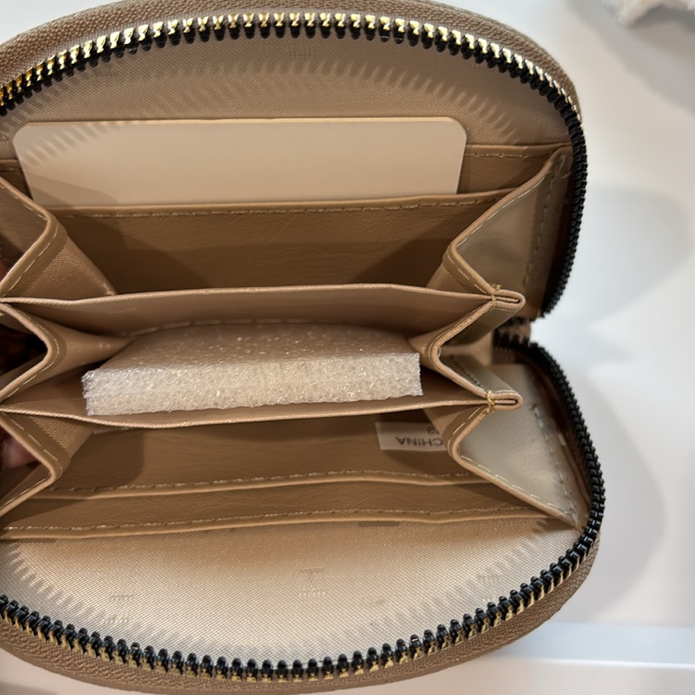 🔥🔥🔥Final
Clearance Halston Heritage Beige Leather Coin Purse - Picture 3 of 3